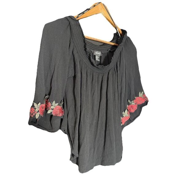 Forever 21 - plus size 1x - black top with red floral‎ embroidered pattern - Picture 1 of 7